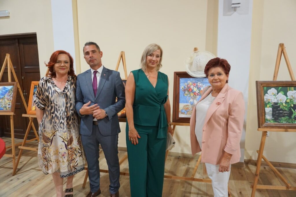 Wystawa, prace plastyczne, rękodzieła, ludzie, sala widowiskowa,