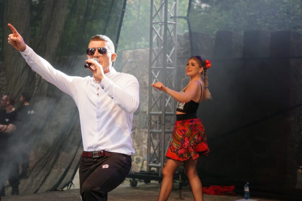 Scena, muzycy, śpiew, taniec, tancerki