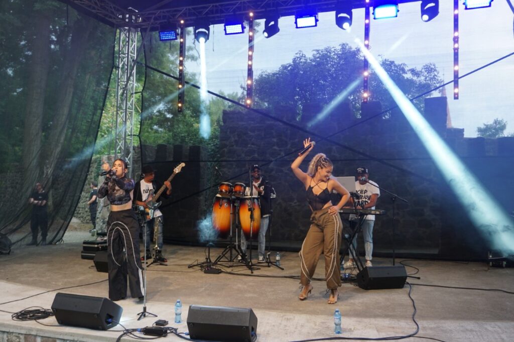 Scena, muzycy, śpiew, bębny, gitara, taniec
