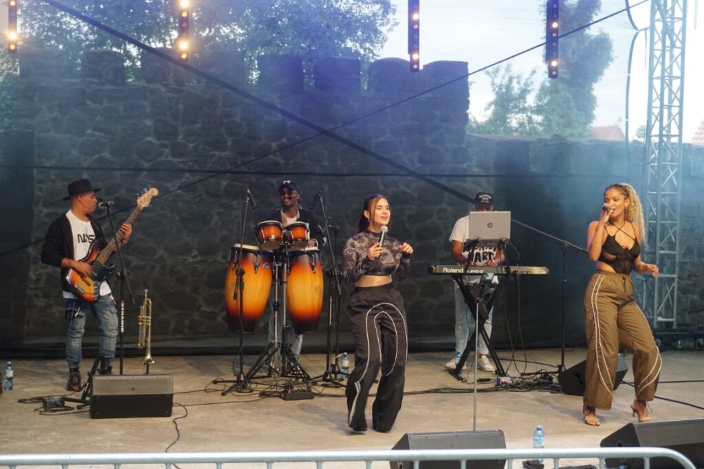 Scena, muzycy, śpiew, bębny, gitara, taniec