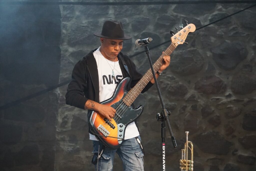 Scena, muzycy, śpiew, bębny, gitara, taniec