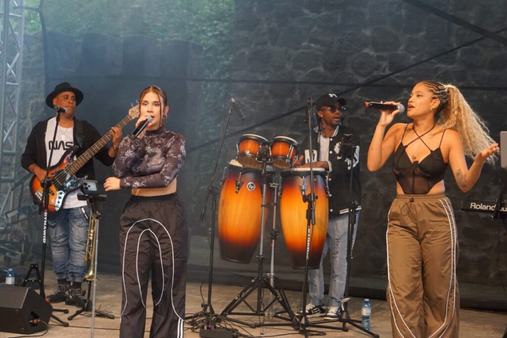 Scena, muzycy, śpiew, bębny, gitara, taniec