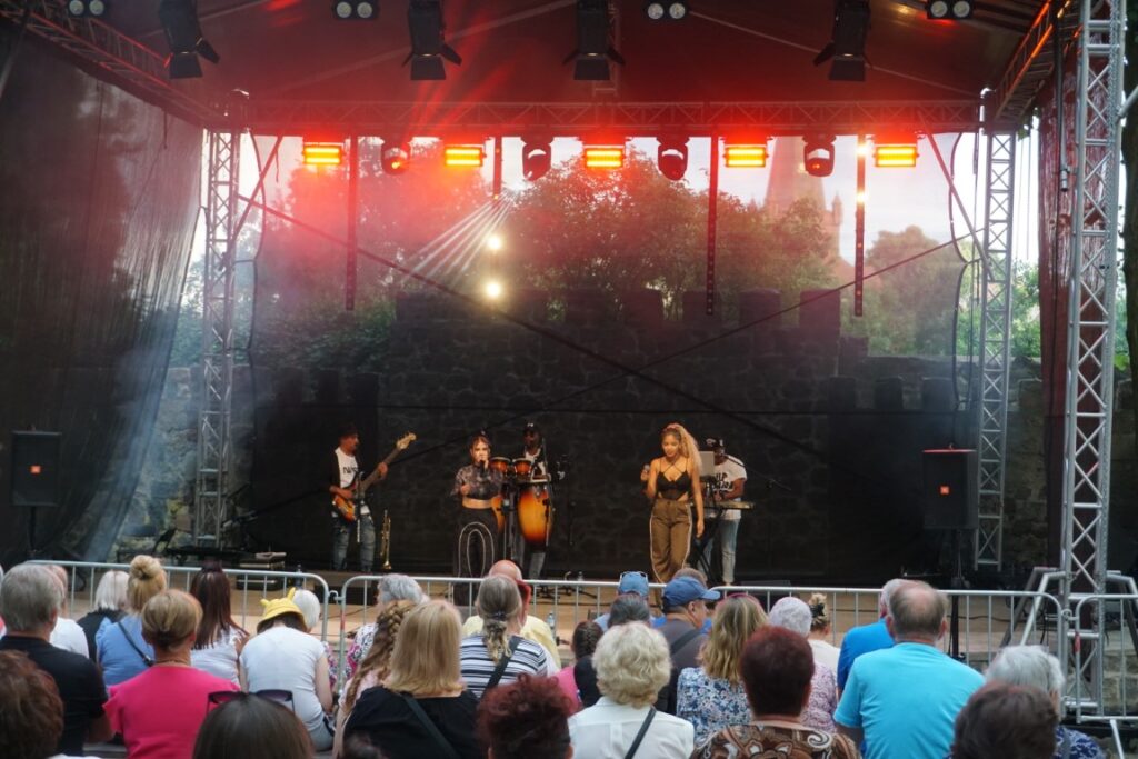 Scena, muzycy, śpiew, bębny, gitara, taniec