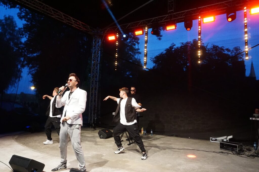 Śpiew, scena, koncert, tancerze, światła