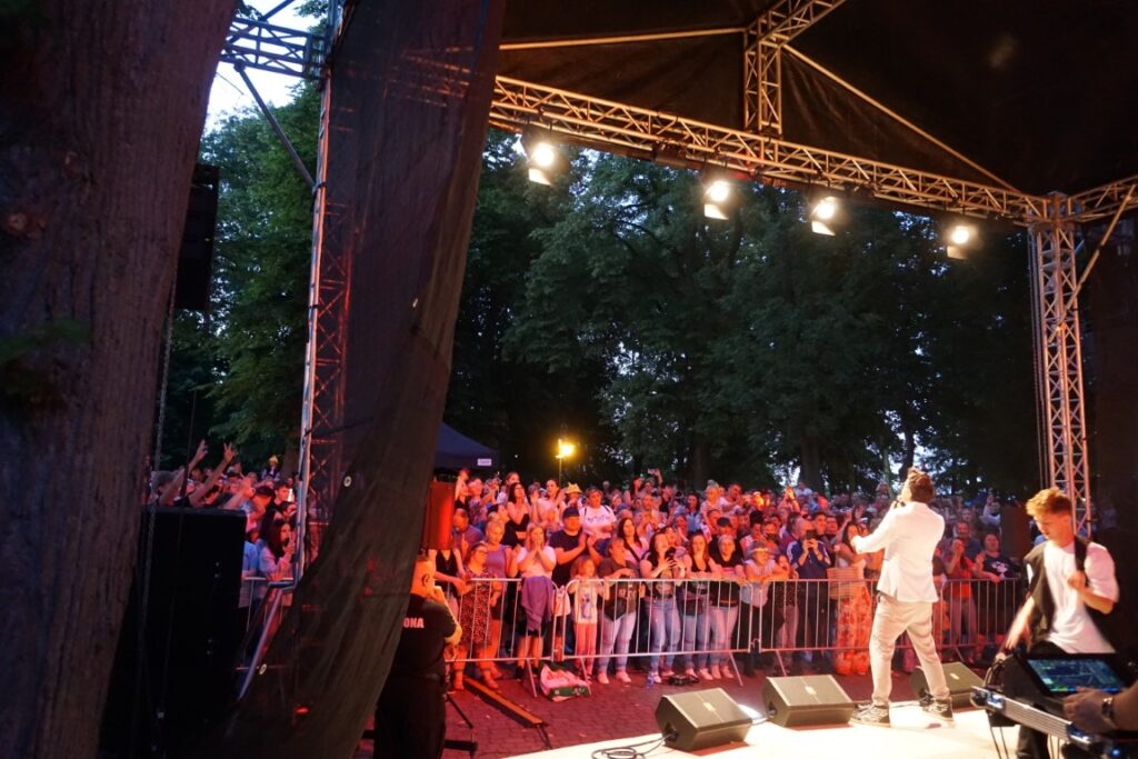Śpiew, scena, koncert, tancerze, światła