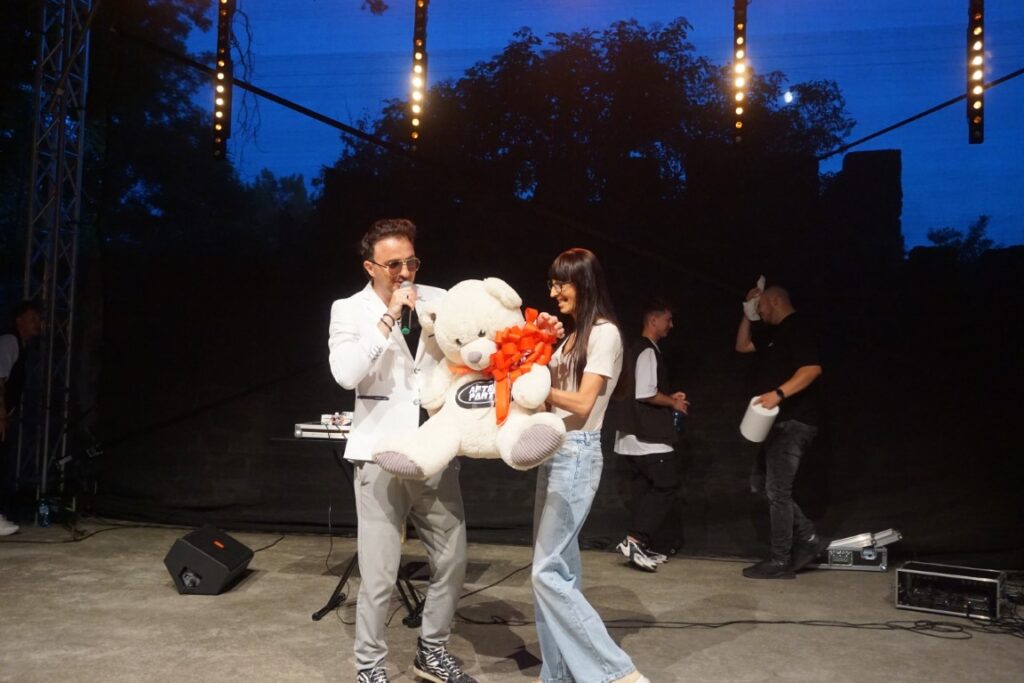 Śpiew, scena, koncert, tancerze, światła, miś