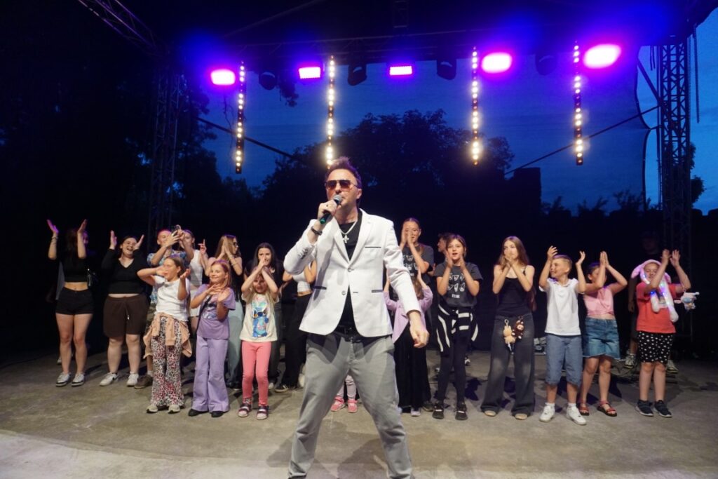 Śpiew, scena, koncert, tancerze, światła