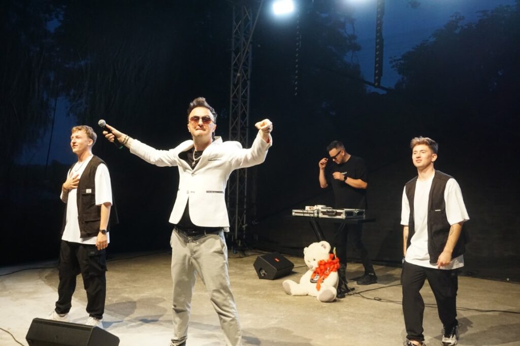 Śpiew, scena, koncert, tancerze, światła