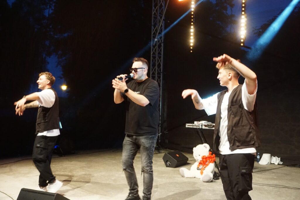 Śpiew, scena, koncert, tancerze, światła