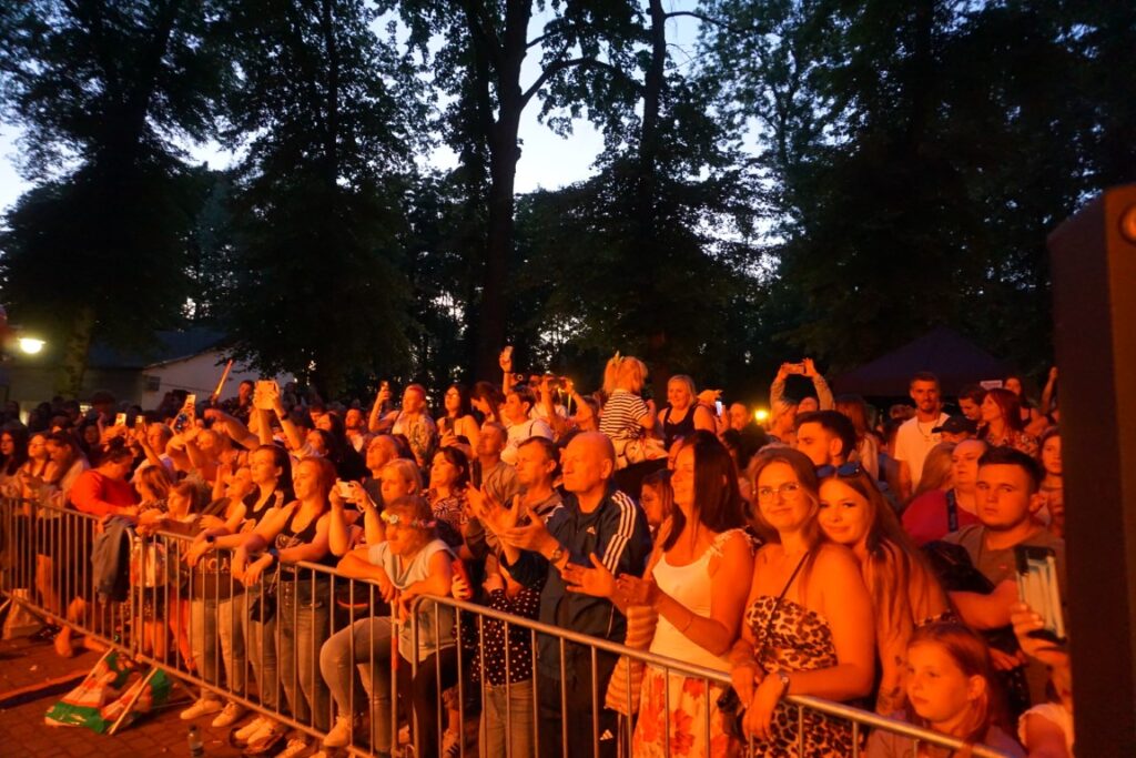 Śpiew, scena, koncert, tancerze, światła, publicznoć