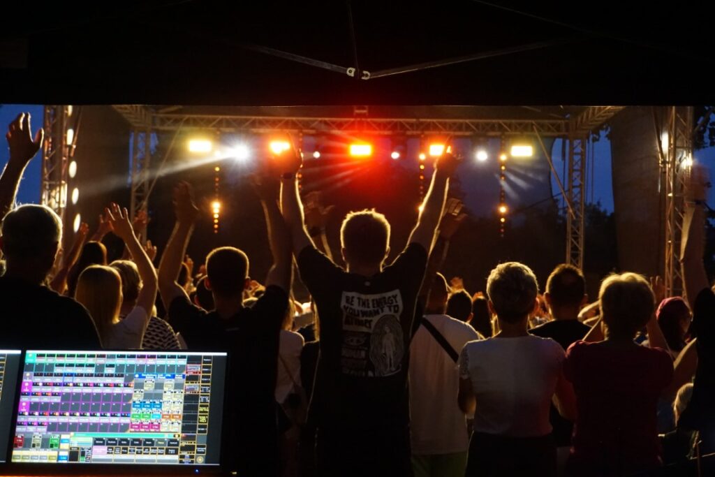 Śpiew, scena, koncert, tancerze, światła, publiczność
