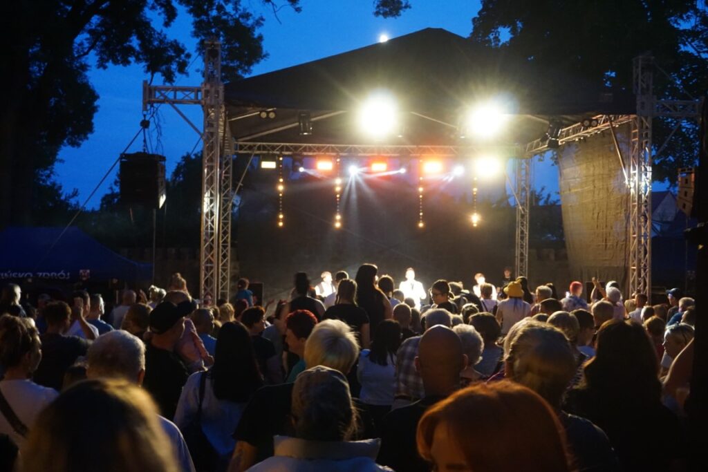 Śpiew, scena, koncert, tancerze, światła, publiczność