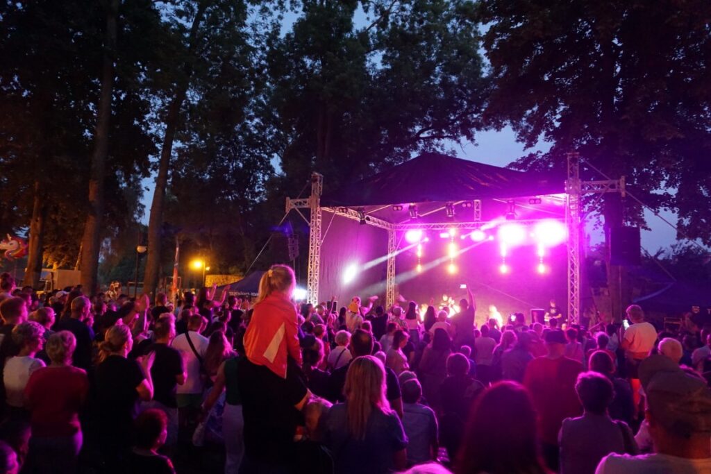 Śpiew, scena, koncert, tancerze, światła, publiczność