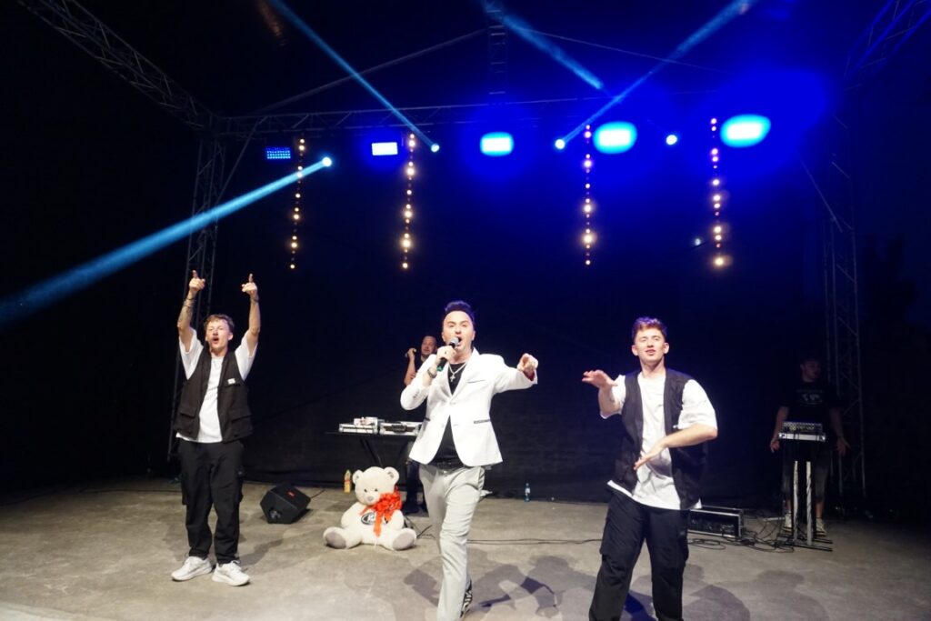 Śpiew, scena, koncert, tancerze, światła