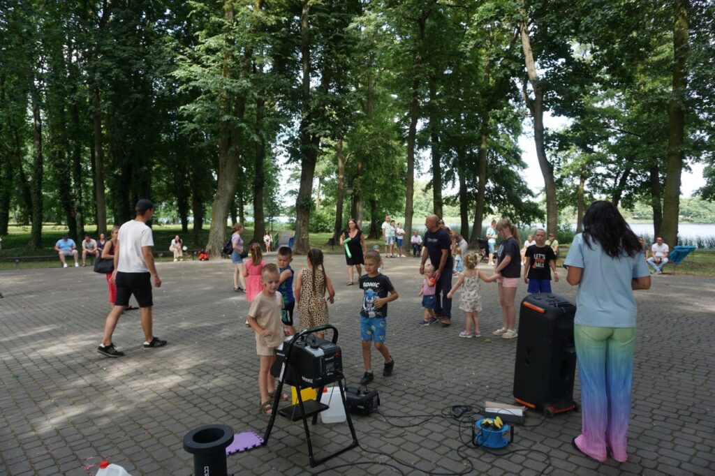 animacje, dzieci, zabawa, park, słoneczny dzień, opiekunowie,