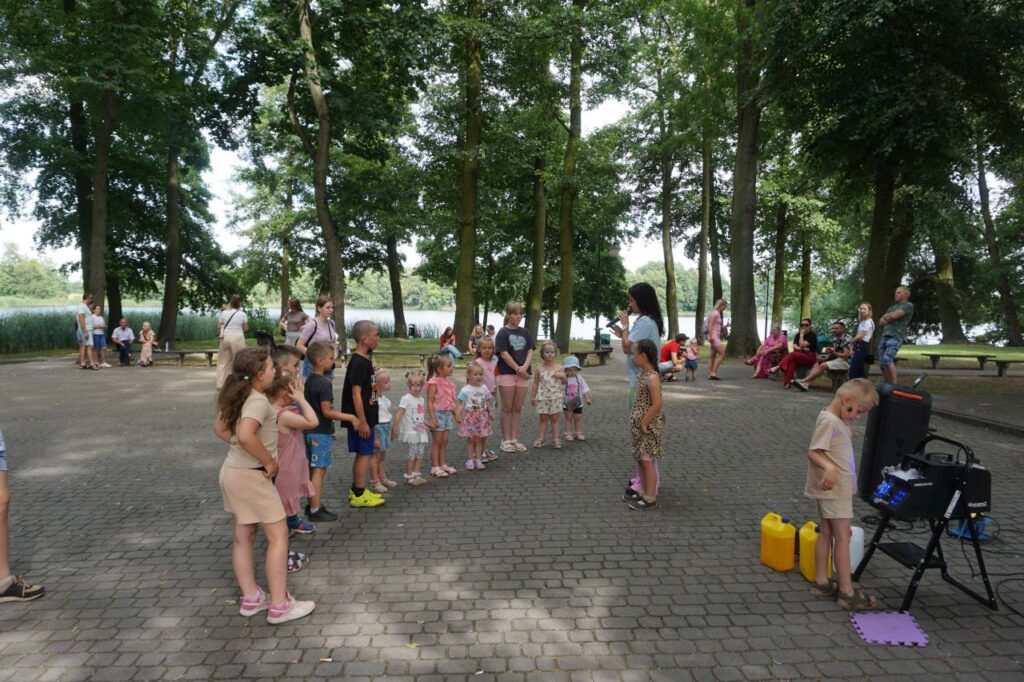 animacje, dzieci, zabawa, park, słoneczny dzień, opiekunowie,