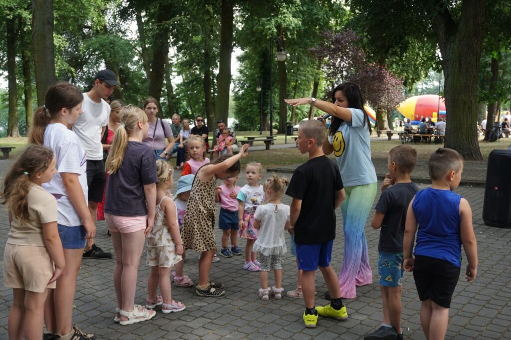 animacje, dzieci, zabawa, park, słoneczny dzień, opiekunowie,