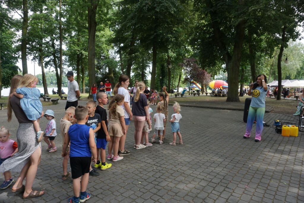 animacje, dzieci, zabawa, park, słoneczny dzień, opiekunowie,