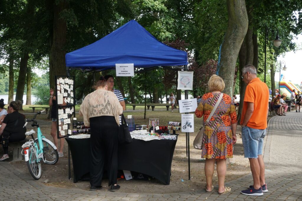animacje, dzieci, zabawa, park, słoneczny dzień, opiekunowie,
