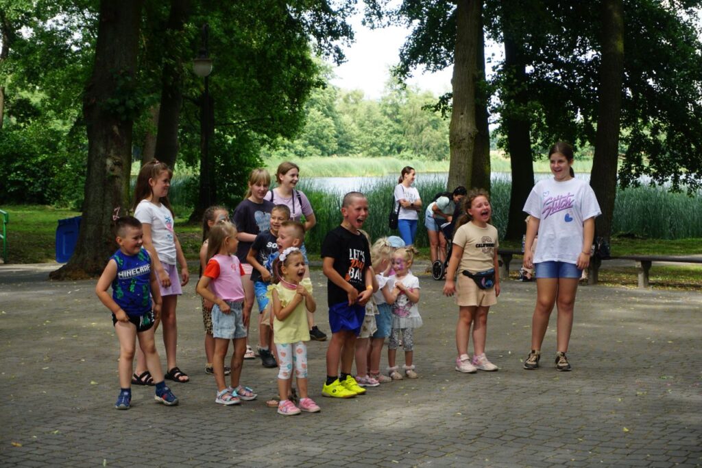 animacje, dzieci, zabawa, park, słoneczny dzień, opiekunowie,