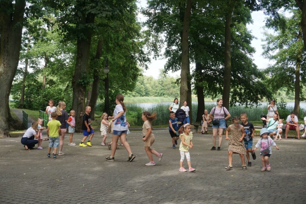 animacje, dzieci, zabawa, park, słoneczny dzień, opiekunowie,