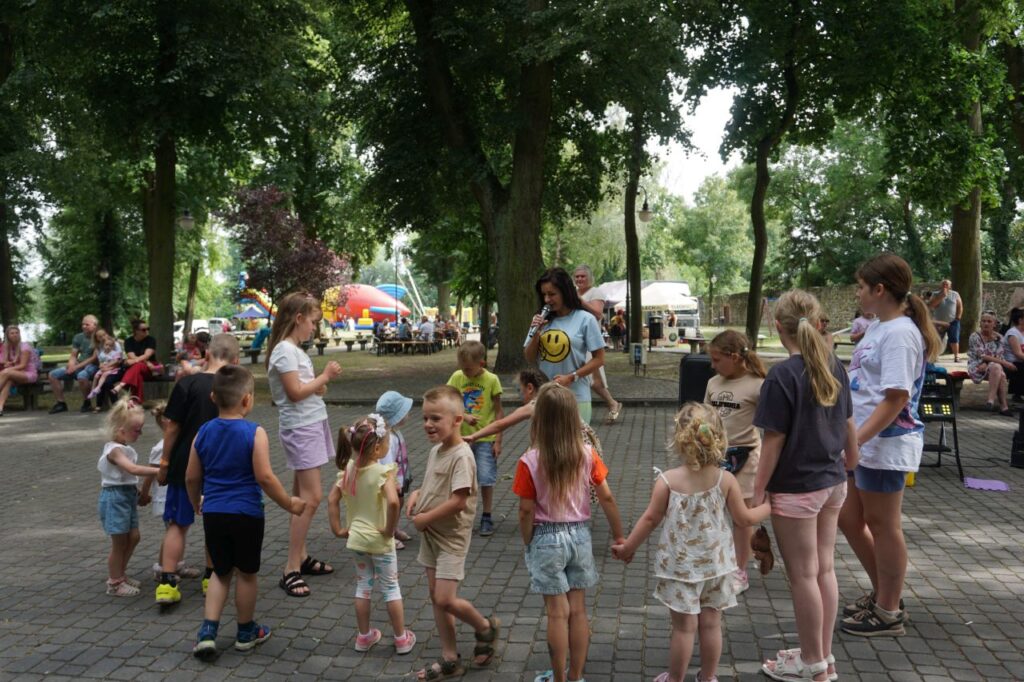 animacje, dzieci, zabawa, park, słoneczny dzień, opiekunowie,