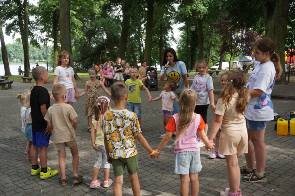 animacje, dzieci, zabawa, park, słoneczny dzień, opiekunowie,