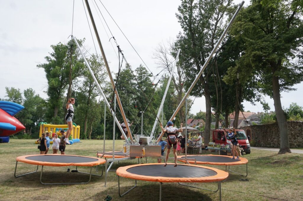 animacje, dzieci, zabawa, park, słoneczny dzień, opiekunowie,