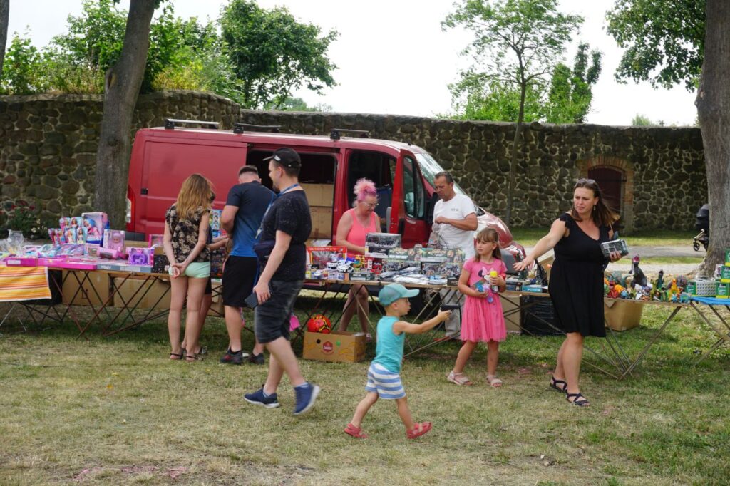 animacje, dzieci, zabawa, park, słoneczny dzień, opiekunowie,