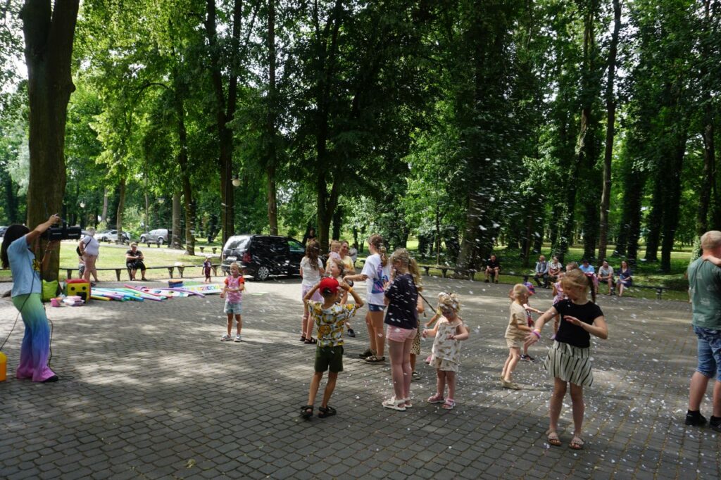 animacje, dzieci, zabawa, park, słoneczny dzień, opiekunowie,