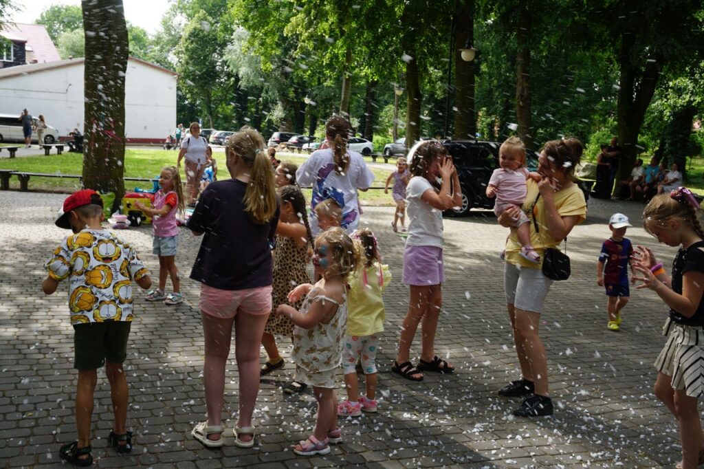 animacje, dzieci, zabawa, park, słoneczny dzień, opiekunowie,