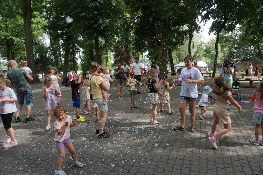 animacje, dzieci, zabawa, park, słoneczny dzień, opiekunowie,
