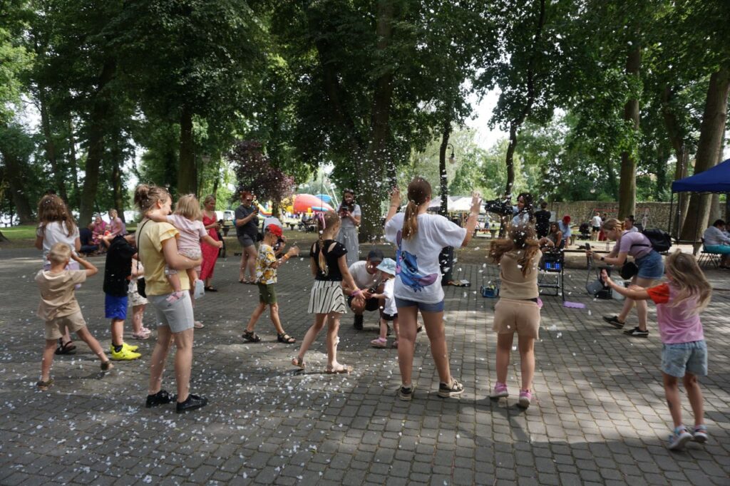 animacje, dzieci, zabawa, park, słoneczny dzień, opiekunowie,
