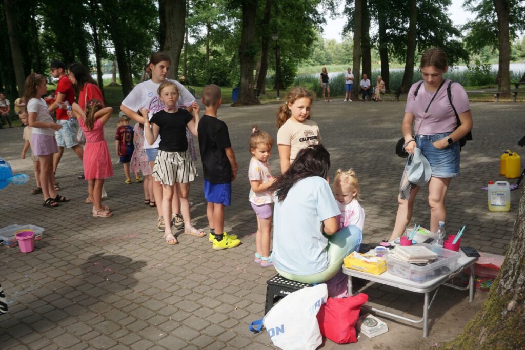 animacje, dzieci, zabawa, park, słoneczny dzień, opiekunowie,
