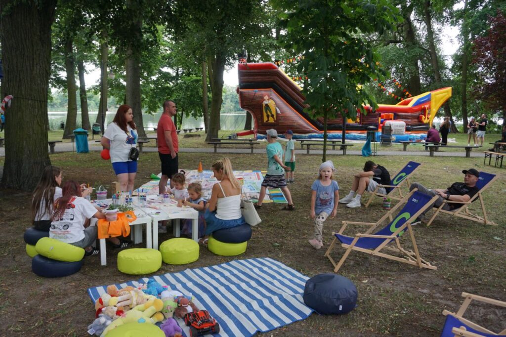 Stoisko ekologiczne, dzieci, ludzie, drzewa, namiot, ekoprodukty