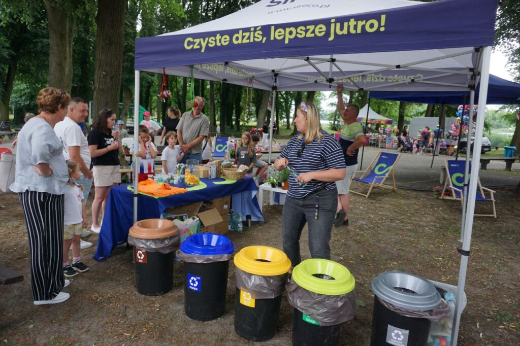 Stoisko ekologiczne, dzieci, ludzie, drzewa, namiot, ekoprodukty