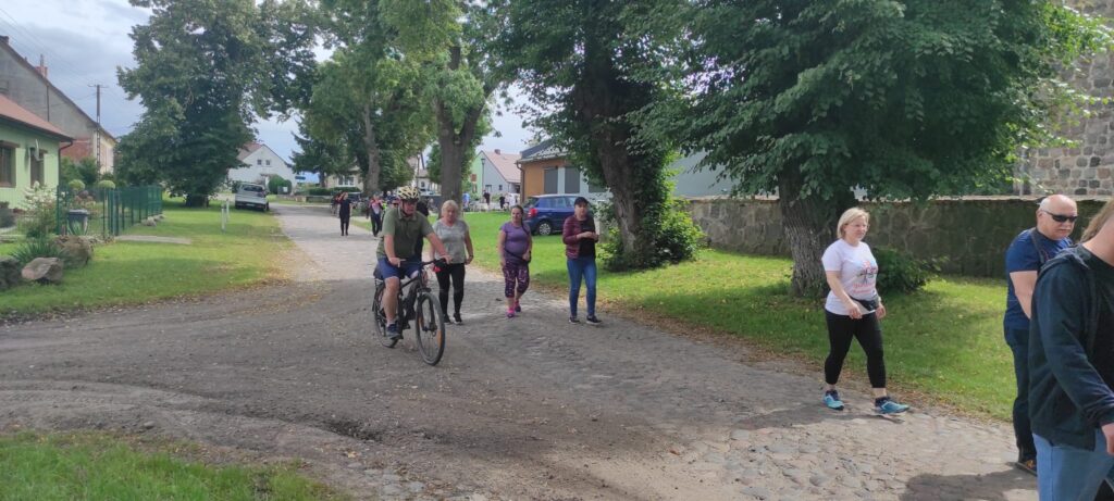 Ludzie, trasa piesza. droga z kocich łbów, kościół