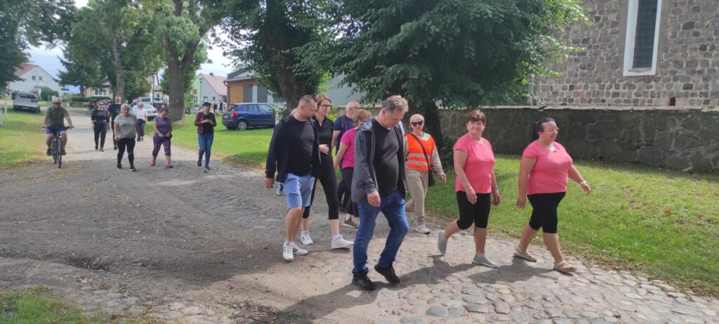 Ludzie, trasa piesza. droga z kocich łbów, dom