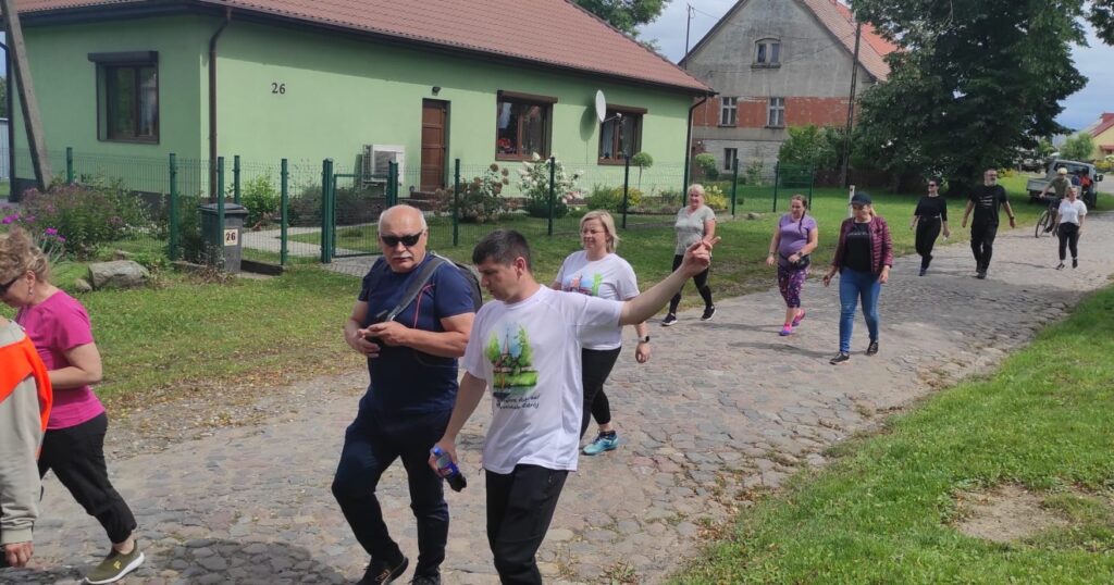 Ludzie, trasa piesza. droga z kocich łbów, dom