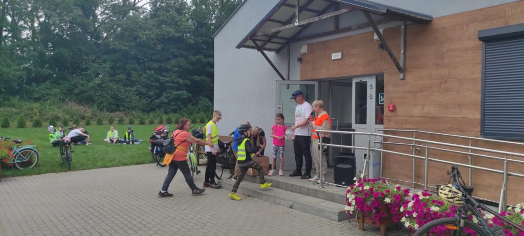 Rajd rowerowy, zwycięzcy, rowery, rowerzyści, gratulacje
