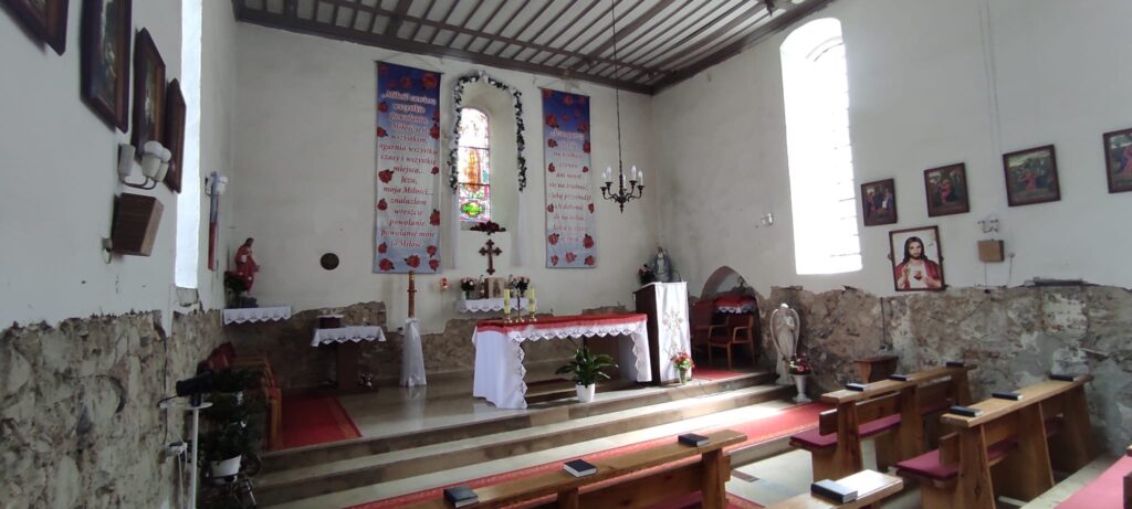 wnętrze kościoła, ławki, obrazy, krzyż, ołtarz