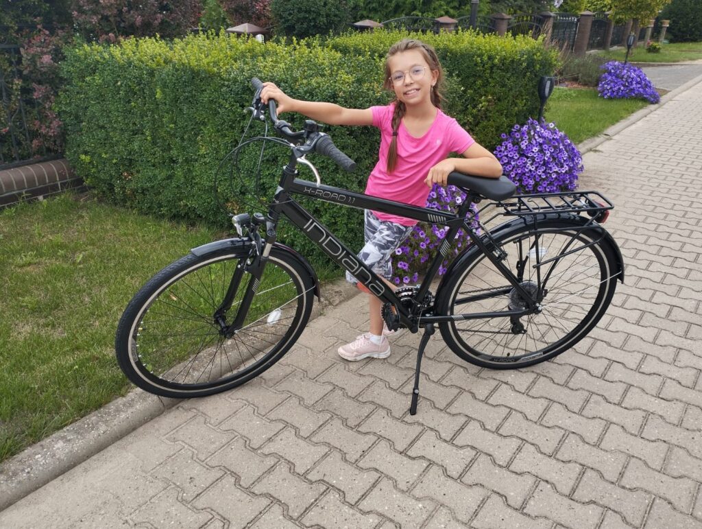 rower, dziewczynka, zwyciężczyni, kokarda na bagażniku