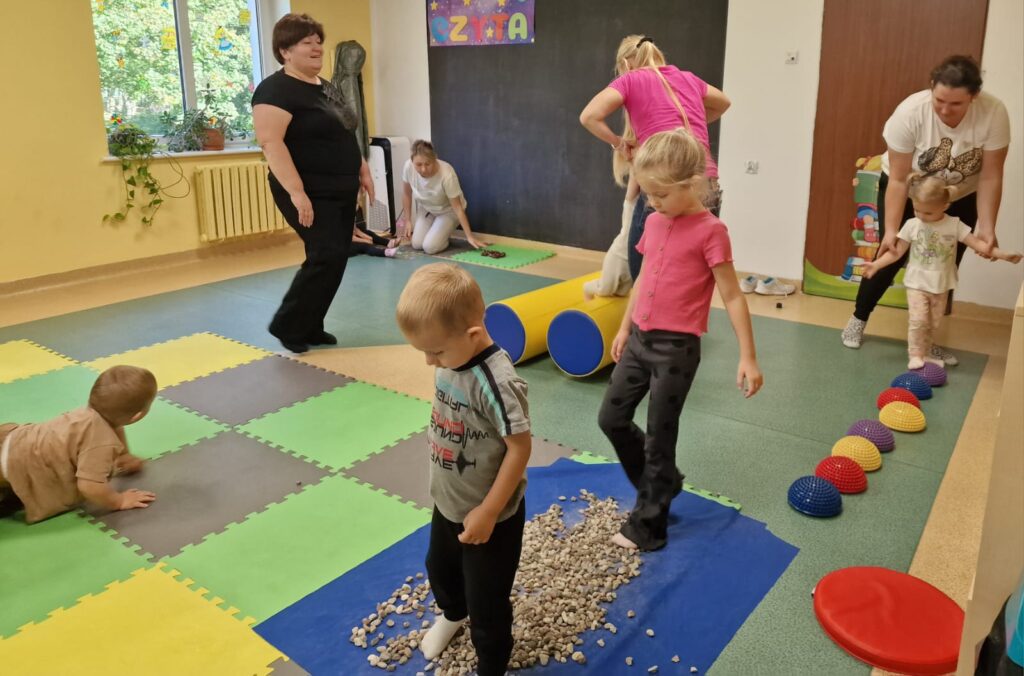 Dzieci przechodzące przez kolorowy tor przeszkód
