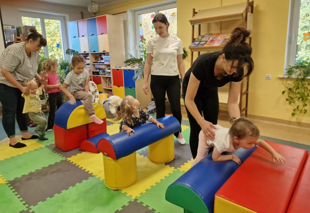 Akademia Malucha, dzieci przechodzące przez kolorowy tor przeszkód