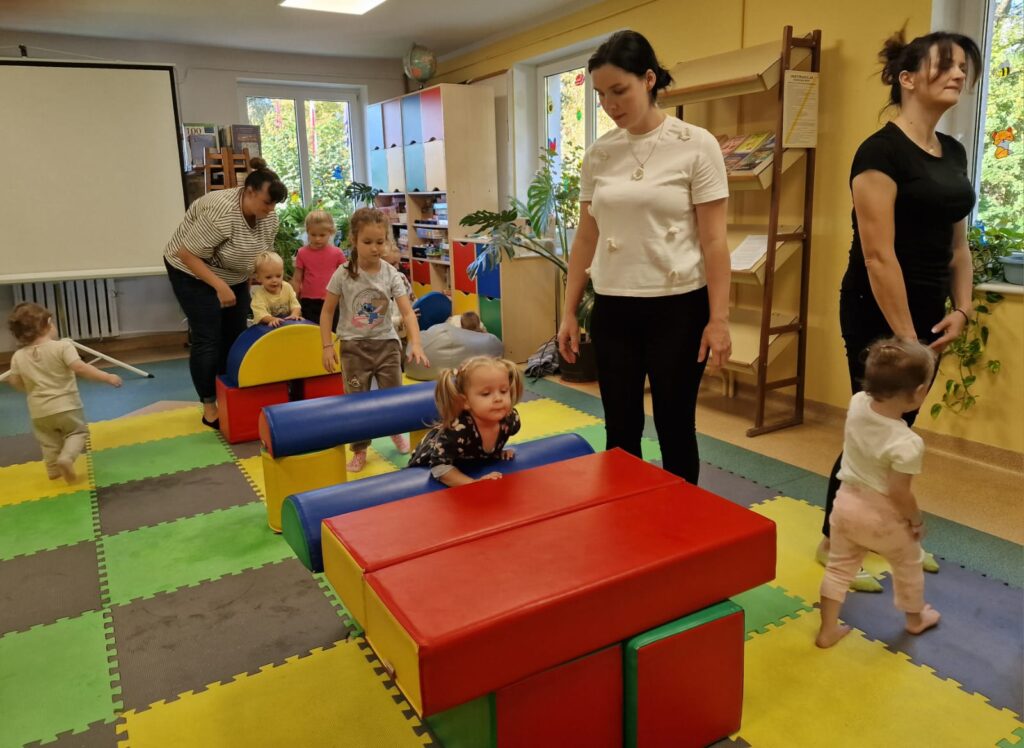 Akademia Malucha, dzieci przechodzące przez kolorowy tor przeszkód