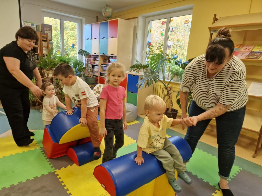 Akademia Malucha, dzieci przechodzące przez kolorowy tor przeszkód