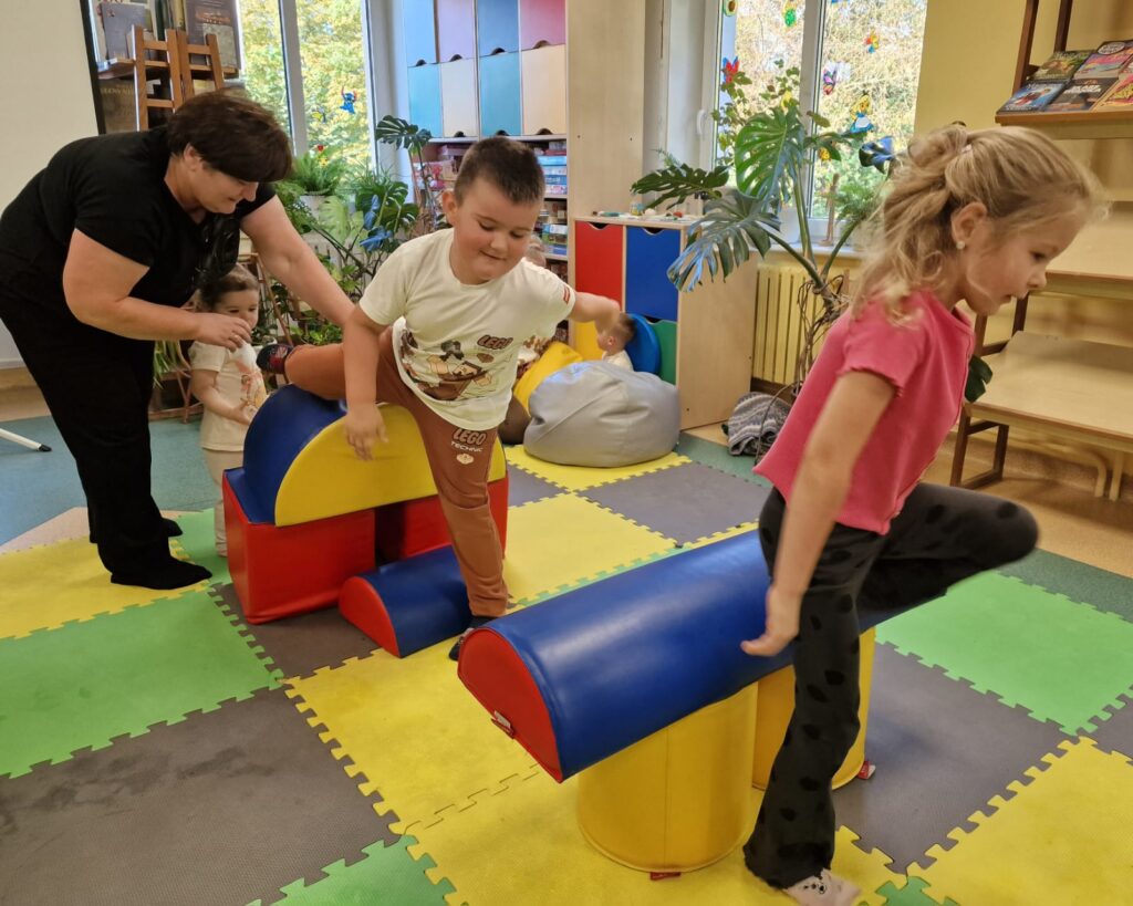 Akademia Malucha, dzieci przechodzące przez kolorowy tor przeszkód
