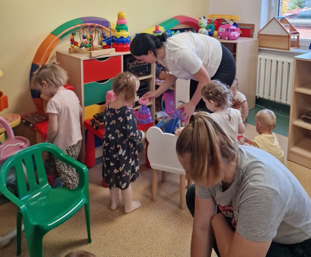 Akademia Malucha, bawiące się zabawkami pod opieka swoich opiekunów