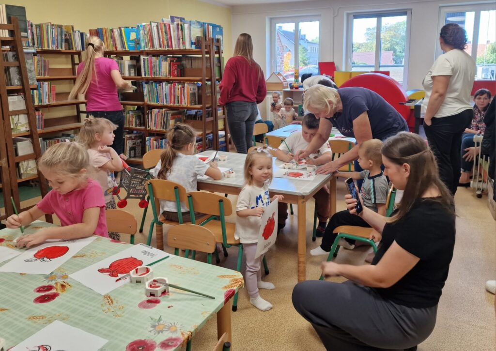 Akademia Malucha, dzieci malujące farbkami owoce pod opieka swoich opiekunów