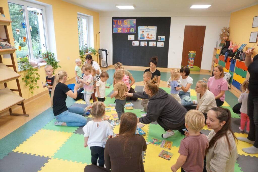 dzieci, opiekunowie, książeczki,